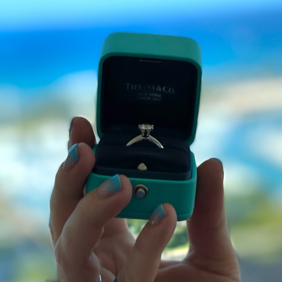 Tiffany & CO. Knife Edge 0.91 Carat Ring - Picture 4 of 16